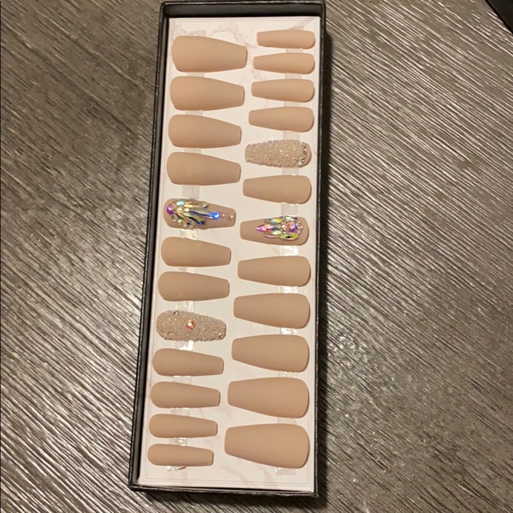 Press on nails